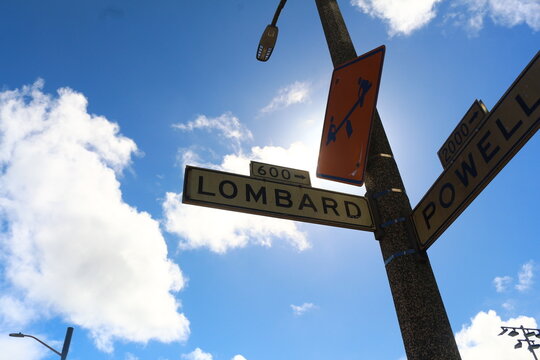 Stra&szlig;enschild der Lombard Street in San Francisco vor blauem Himmel