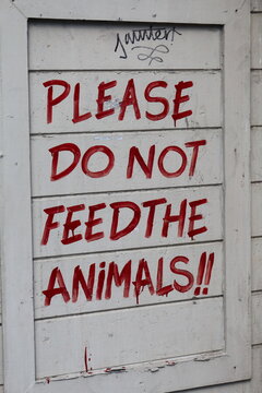 Handgemaltes Schild mit der Aufschrift &bdquo;Please do not feed the animals"
