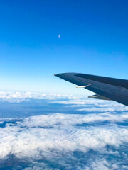 飛行機から見た空に浮かぶ月