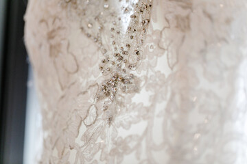 Detail eins Brautkleids mit Spitze und Glitzersteinchen
