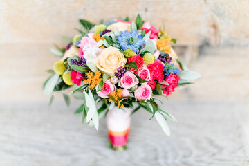 sehr bunter farbenfroher Brautstrauss