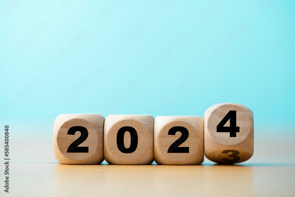 Aufkleber flipping of 2023 to 2024 on wooden block cube for preparation new year change and start new business