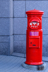 懐かしくて癒される丸型の赤い郵便ポストがある風景