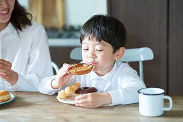 ドーナツを食べる母親と息子