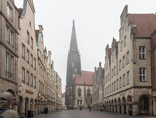 Fototapeta na wymiar Prinzipalmarkt mit Lamberti-Kirche im Nebel, Münsterland, Westfalen, NRW, Deutschland, Europa