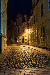 Fototapeta na wymiar Straße in Schwerin an der Staatskanzlei am Abend im Dunkeln, Schwerin, Mecklenburg, MV, Norddeutschland, Deutschland, Europa