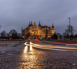 Schweriner Schloss im Dunkeln