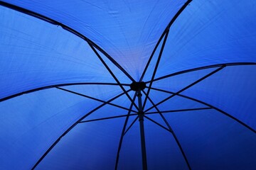 Großer aufgespannter Regenschirm 