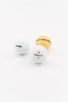 immagine editoriale illustrativa di palline da golf su superficie bianca
