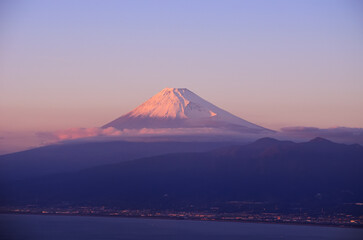 達磨山から見る駿河湾と冠雪の赤富士