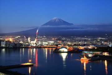 Fototapeta na wymiar 田子の浦漁港の工場夜景と冠雪の富士山