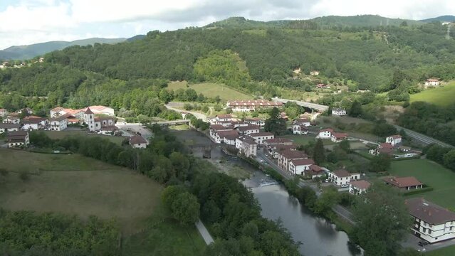Pueblo de la Comunidad Foral de Navarra, Sumbilla. Comunidad del Alto Bidasoa. Im&aacute;gen a&eacute;rea con dron de municipio euskera con r&iacute;o y puente euskera.