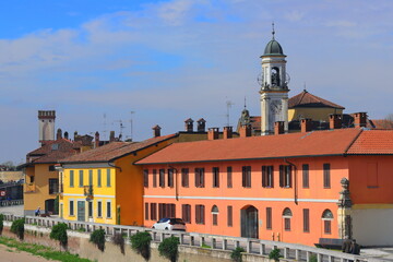 Fototapeta na wymiar CASE COLORATE E CAMPANILE DI GAGGIANO, ITALIA, COLORFUL HOUSES AND BELL TOWER OF GAGGIANO, ITALY 