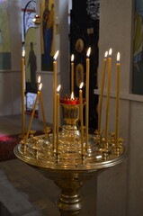 Wnętrze cerkwi w Olesnicy, świece - 585454408