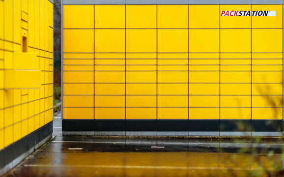 Packstation des Dienstleisters Deutsche Post, DHL.