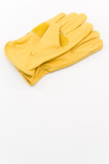 immagine con paio di guanti da lavoro in pelle gialla su superficie bianca