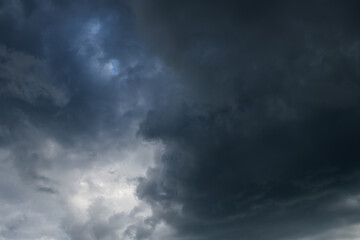 Obraz premium Natural background with dramatic and rainy grey clouds on sky