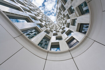 Blick nach oben, an der Fassade eines Hochhauses in der Innenstadt von Berlin - 585483882