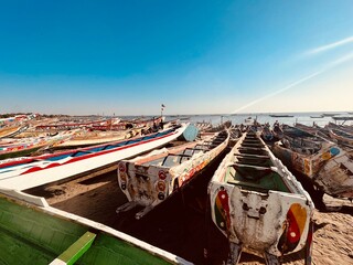 Pirogue traditionnel sur la plage au sénégal au port de Mbour