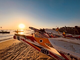Pirogue traditionnel sur la plage au sénégal au port de Mbour