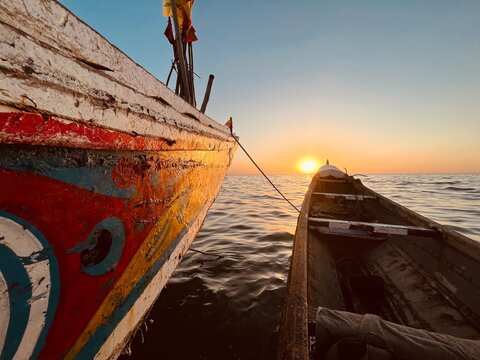 pirogue de pêche traditionnelle au Sénégal au couché de soleil
