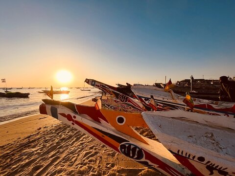 Pirogue traditionnel sur la plage au s&eacute;n&eacute;gal au port de Mbour