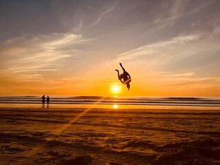 Acrobatie sur une plage au Sénégal au coucher de soleil