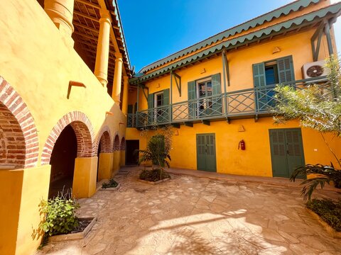 Rue typique sur l'ile de Gor&eacute;e au S&eacute;n&eacute;gal
