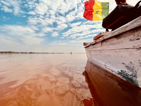 Pirogue traditionnelle sur le lac rose au s&eacute;n&eacute;gal