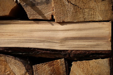 Opał drewniany ułożony w stosy na zimę do pieca.