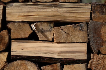 Opał drewniany ułożony w stosy na zimę do pieca. - obrazy, fototapety, plakaty