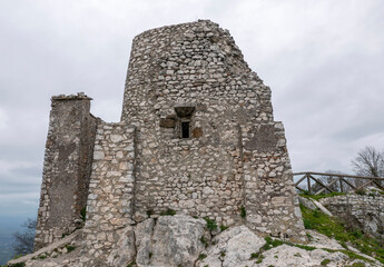 Fototapeta na wymiar bel rudere di torre in pietra sul monte soratte in italia