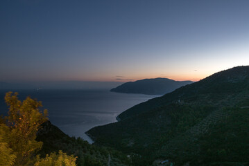 Fototapeta na wymiar Küstenlinie von Alonnisos Griechenland mit Meerblick in Abendstimmung
