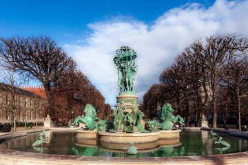 Obraz premium Fontaine de l'Observatoire at the Luxembourg Gardens, in Paris, France, during a cold winter day. The fountain's sculpture represent the four parts of the world.