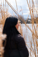 Blick in die ferne am Ufer zwischen Schilf - nachdenklich