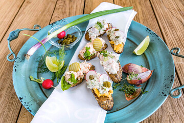 crostini brötchen baguette belegt mit verschiedenen 