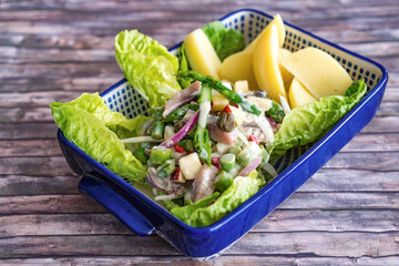 Salat in schöner blauen Schale angerichtet 