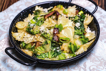 Pasta mit Gemüse und Speck 