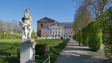 Jardin et palais baroque &agrave; Tr&egrave;ves. Allemagne