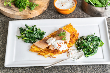 rösti forellenfilet mit gemüse spinat 