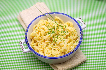 Spätzle in einer schönen Schale handgeschabt 