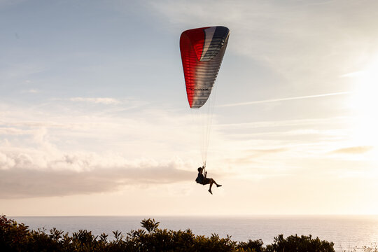 Desporto parapente ao p&ocirc;r-do-sol