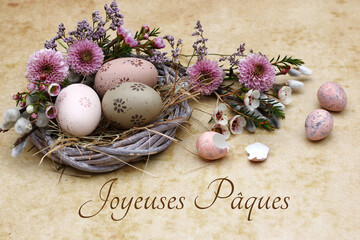 Carte de voeux de Pâques Joyeuses Pâques. Panier de Pâques décoratif avec des fleurs et des...