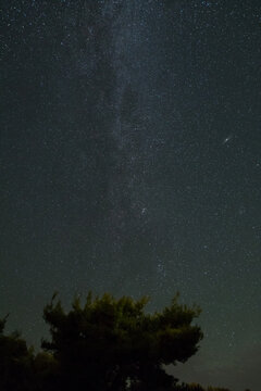 Sternenhimmel mit Milchstraße über nächtlichem Idyll in Griechenland
