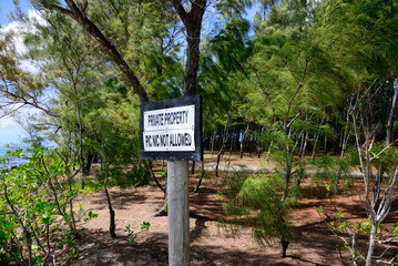 Obraz premium Private property sign, Picnic not allowed sign, island Ilot Des Deux Cocos, Grand Port district, Indian Ocean in background, Mauritius, Africa