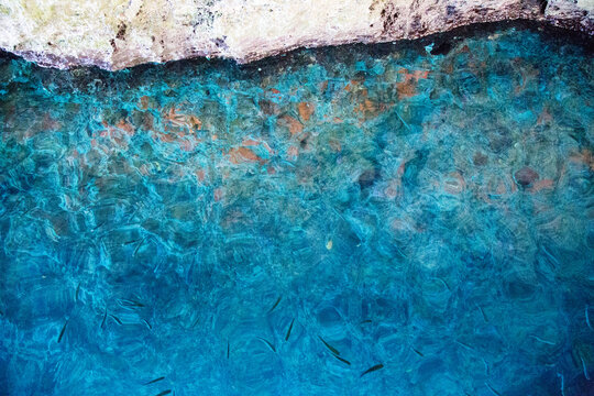 Acqua di mare blu trasparente in grotta alle isole Tremiti