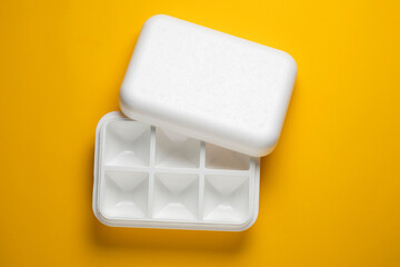 Polystyrene insulated food container for cool transports, open lid