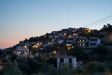 Abendstimmung im Mondschein über mediterranem Fischerdorf in Griechenland