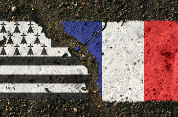 On the pavement are images of the flags of Brittany and France.