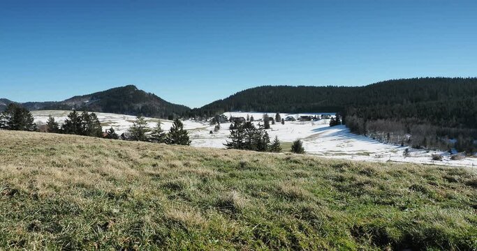 Fr&ouml;hnd im Wiesental im Schwarzwald. W&auml;lder und Wiesen, Offene Bergfl&auml;chen mit H&ouml;henunterschiede. Skilift Herrenschwand und Hochgescheid